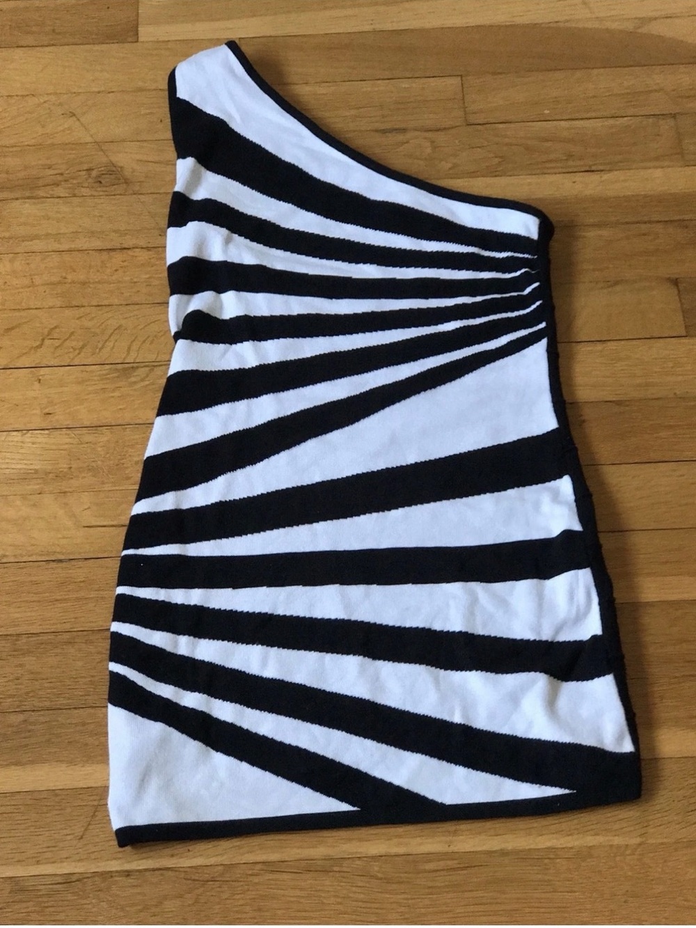 ONE SHOULDER DRESS BY WOW COUTURE  SIZE L- juniors